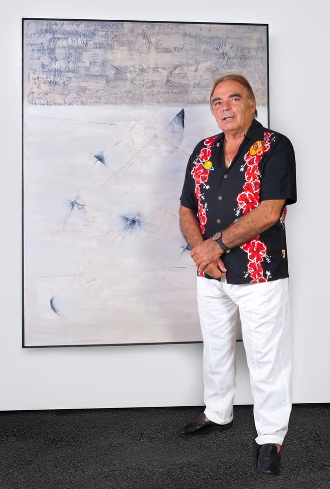 José Antonio Hernández Suárez junto a una de sus obras en su estudio de Almería