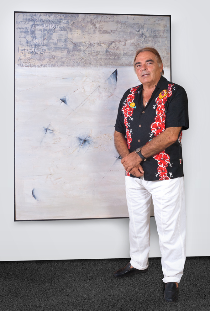 José Antonio Hernández junto a una de sus obras